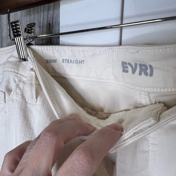 312. NEW Plus Size EVRI™ Fit Solutions Denim Capris Ivory 20W - Picture 6 of 7